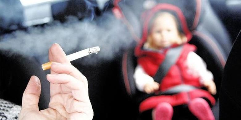 Merokok di dalam mobl dengan anak-anak dilarang.(www.birminghammail.co.uk)